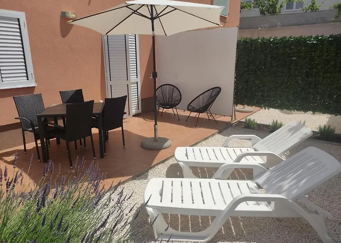 Tomena アパート トロギール